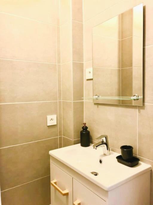 Rm-1 - Appartement F2 Au 1Er Etage Pour 1-3 Pers Mulhouse Esterno foto